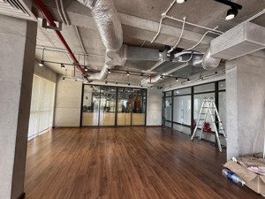 cho thuê văn phòng 120m2 mặt tiền phạm văn đồng toà nhà st morizt. lh tú xem trực tiếp.