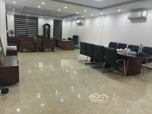 cho thuê shophouse đường lê trọng tấn, hà đông. thang máy điều hoà đủ, thông sàn. lh 