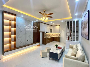 nhà cầu giấy 45m ngay ô tô 4 phòng ngủ mặt tiền 5m. giá chỉ 8.9 tỷ
