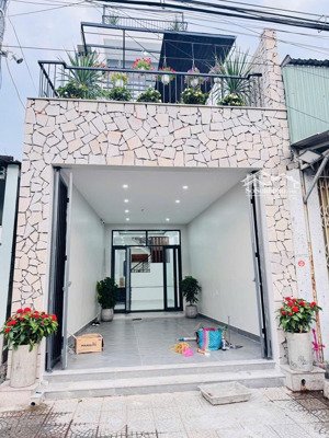 nhà 3 tầng mặt tiền trường chinh. gần ngã tư