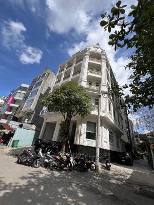 cần cho thuê nhà mặt tiền , bùi thị xuân q1, 10x20m, 1 lầu. giá: 99tr/tháng (siêu hot)