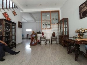 bán nhà 1 trệt 1 lầu hẽm chợ đêm thuộc phường 1 , tp tân an _ diện tích : 5.8 x 11.3 nở hậu 6.5 .