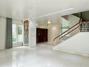 cho thuê biệt thự không đồ vinhomes riverside, 4pn gần trường bis. giá 32tr