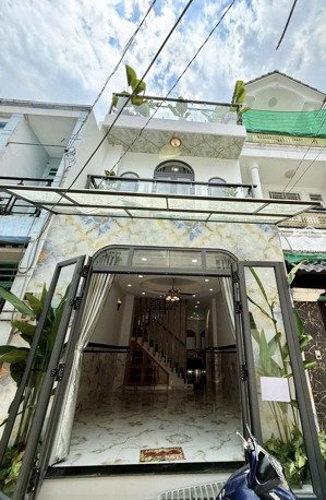 chính chủ bán nhà mới xây 4x18m, sát q. gv, hẻm xe hơi, 30m ra mặt tiền tth21, q12