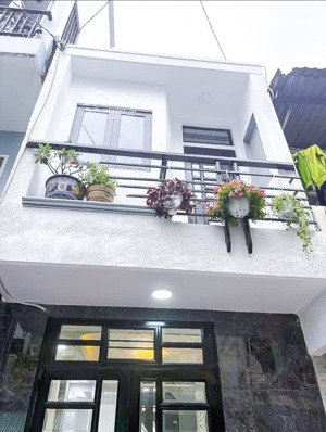 ngay cách mạng tháng tám - chỉ với 2 tỷ 7 - 4 tầng - 3 phòng ngủ - nhà mới - sổ vuông.