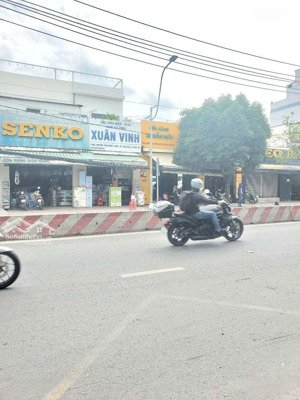 bán nhà mặt tiền đường huỳnh tấn phát cách quận 7 chỉ 500m. dt 4x26m. giá rẻ 10.8 tỷ