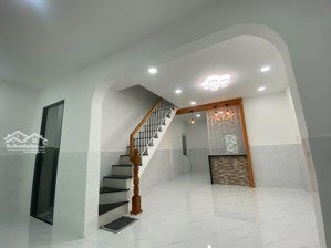 chính chủ bán nhà mới dt: 5x15,5 giá 3 tỷ 95, lầu, sh, hbp, tđ 