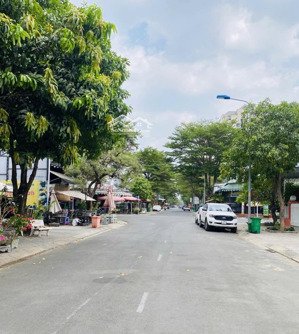 biệt thự mặt tiền kinh doanh nguyễn đình thi, kdc gia hoà, phước long b, quận 9. trục chính gia hoà