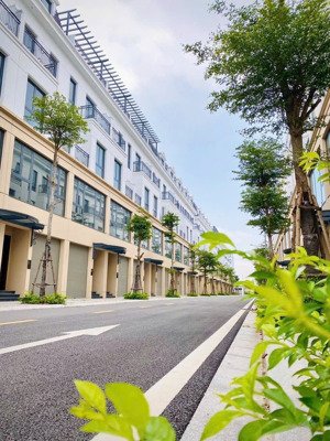hơn 5 tỷ sở hữu căn nhà phố kinh doanh luôn đối diện cổng 2 toà chung cư 21 tầng và trường thcs