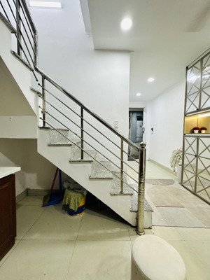 3.98 tỷ - bán nhà 4 tầng hồ ba mẫu ở ngay, khung cột. lh 