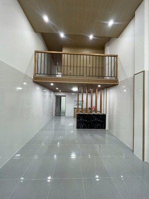 cần bán: nhà đẹp đường 8m sát chợ