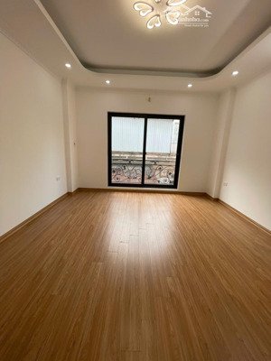 nhà mới ô tô đỗ cổng xây độc lập trung tâm thạch bàn vài bước chân ra đường thạch bàn gần aeon lb