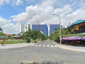 chủ ra nước ngoài cần bán đất dt: 95m2 giá chỉ 1tỷ68. kdc đông đúc, ngay đường hùng vương, sát ql51