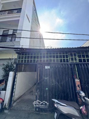 chính chủ đi định cư cần bán nhà 1 lầu mặt tiền hẻm xe hơi 5m đường phú thuận quận 7
