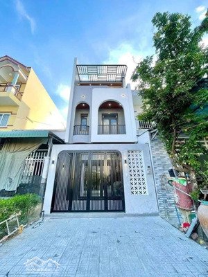 tôi cần bán nhà ngay lê văn hưu -bến nghé -q1. giá 5tỷ200. đang cho thuê 35tr. gần bưu điện sài gòn