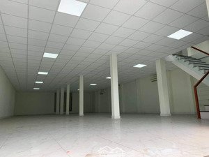 cho thuê nhà mặt tiền gần lê duẩn . ngang 8m6 . thang máy