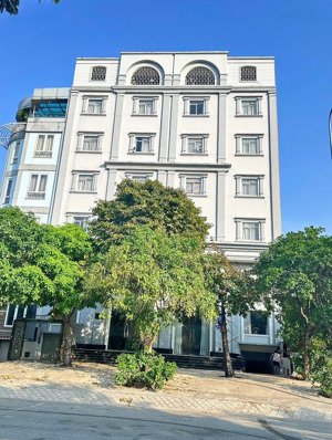 căn hộ full nội thất gần ubnd q2