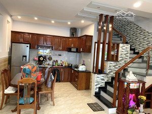 full nội thất trệt 2 lầu sân thượng 6x11m có 4pn 3wc hẻm xe hơi gần sân bay giá 17 triệu