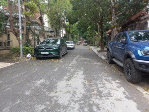 bán nhà phố hoàng quốc việt , 38m2 5 tầng , mặt tiền 4,2m . ô tô tránh , nhà mới . 15,9 tỷ