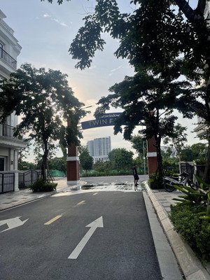 bán căn nhà liền kề eurowindow twin parks gia lâm 14,8 tỷ sẵn sổ đỏ sang tên