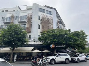 chính chủ cần bán lô góc shophouse hoàn thiện thang máy 125m2 dòng tiền 780tr/năm. lh: 