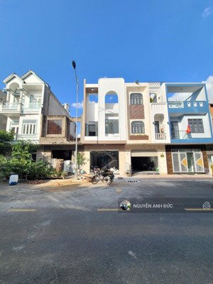 nhà cực đẹp chỉ 4.3 tỉ. ngay vincom550. khu dân cư dân trí. đường lớn. trung tâm ở ngay