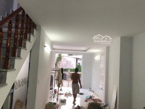 nhà liên kế, 1 trệt 1 lầu, 2 phòng ngủ, 2 toilet, nhà bếp và phòng khách
