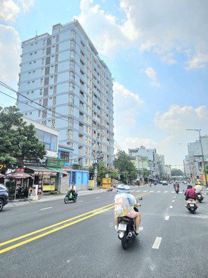 nhà 3 lầu.căn góc 2 mặt tiền hẻm 10m. đi bộ vài phút đến nhà ga t3. giá nhỉnh 10 tỷ.