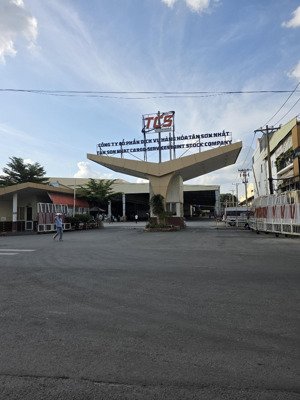 nhà mặt tiền 3 tầng, ngay sân bay tsn kế kho hàng tcs, thích hợp kd đa ngành. giá 15 triệu/tháng