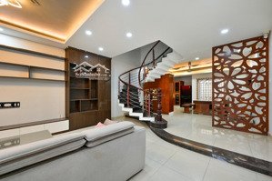 lê cảnh tuân 4m x 16.3m. nhà có 5 tầng có 6pn, 6wc có máy lạnh 6 phòng,