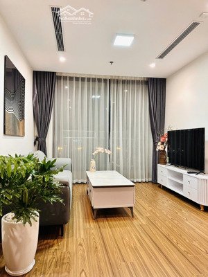 bán căn hộ 2pn vinhomes westpoint,tầng trung view marriott rất đẹp,sổ đỏ , full đồ giá thị trường