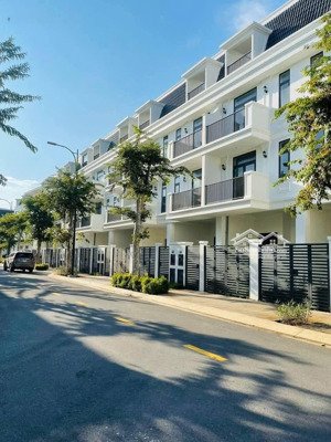 chính chủ gửi bán căn lk 5x15.7 đông nam giá 6.2 tỷ full thuế phí sang tên. lh xem nhà