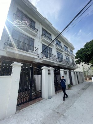 nhà đẹp hưng đạo quốc oai 48m có sân cổng riêng chỉ 3,55 tỷ