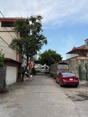 hoa hậu đất sài sơn quốc oai hn sát khu đấu giá hai mặt tiền trước và sau gần 5m. 