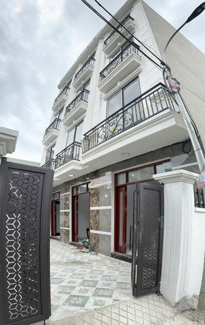 nhà đẹp 3,5t*37m2, ôtô ngủ trong nhà, gần chợ, ngay cầu thạch bích, 5p ra đh đại nam, cđ thương mại