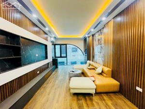 Siêu Hiếm! Nhà cực đẹp 52m2x5T đầy đủ nội thất sang trọng. Phân lô, vỉa hè, ô tô tránh, hai mặt thoáng phố Hoàng Hoa Thám, Vĩnh Phúc.