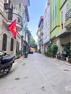 nhà đẹp 60m thang máy phố gia thụy long biên giá rẻ