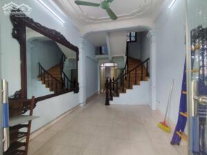 Cho thuê nhà 4 tầng ô tô đỗ cửa Đức Giang, Long Biên. 40m/ sàn. Giá: 7 triệu/ tháng Lh: 0984.373.362