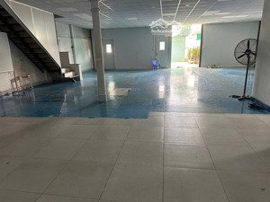 kho mới sạch sẽ, tinh tươm. phù hợp làm thực phẩm, kho online, sản xuất. dt 700m2. đầy đủ công năng