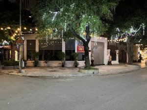 cho thuê nhà lk lô góc p hợp café dt 150m tầng1 100m2 tâng 2 có có ban công view đô thị