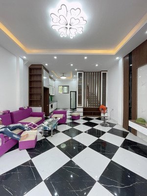 bán nhà lô góc 3 tầng sân cổng riêng cạnh chợ tình lam hưng đạo, quốc oai