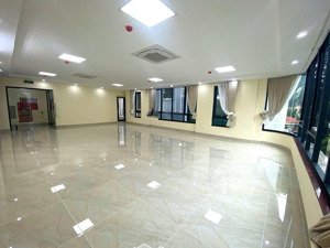 mặt phố phùng chí kiên 252m2,8 tầng 2 thang máy, 2wc nam nữ riêng biệt ,mt 11m.