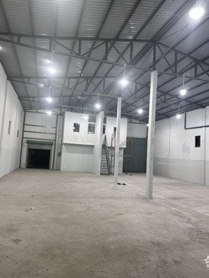 kho xưởng 600m chợ hiệp bình phạm văn đồng tường kiên cố trần cao