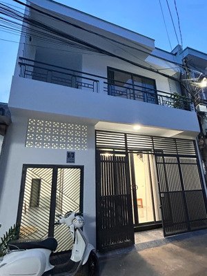 nhân - nhà đẹp 2 tầng hẻm oto lý phục man cách 2/4 chỉ 100m