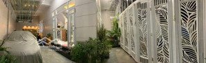 nhân - nhà 3 tầng hẻm oto nguyễn biểu. cách biển 700m.