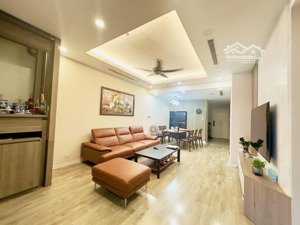 bán căn hộ cao cấp royal city. thiết kế sang trọng gồm 3 ngủ + 2 wc + 2 ban công thoáng mát.