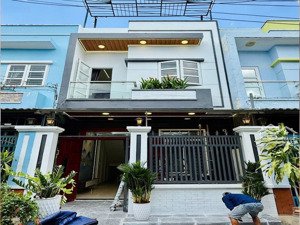 nhà đẹp lung linh 50m2 giá 4,5 tỷ có sân xe hơi riêng luôn ạ