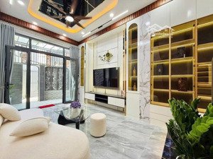 nhà đẹp q7 - hẻm 4m- 70m2 - 4 lầu đúc - ko qh - giá 7 tỷ nhỉnh