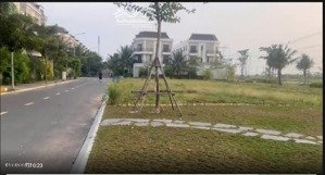 bán gấp căn nhà nát đường đẹp gí chỉ 990 triêu..liên hệ: 