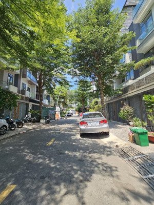 cần bán gấp nhà mặt tiền đường số lâm văn bền . q7